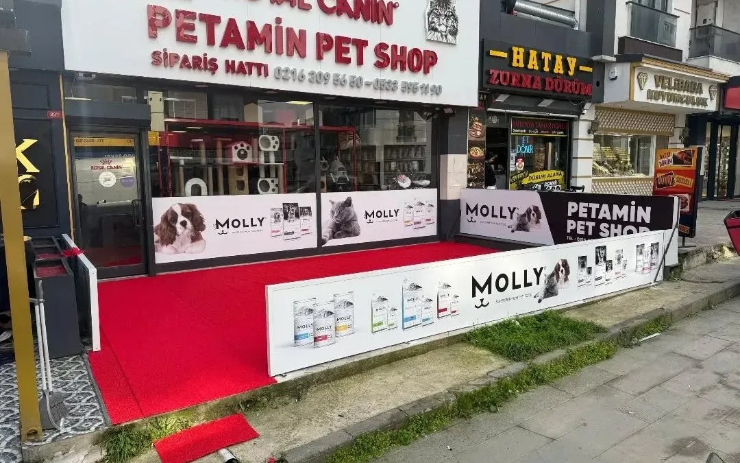 Reklamatik uygulaması: mağaza cephesinde kırmızı ışıklı kutu harf ve cephe tabelası