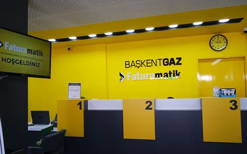 Reklamatik atölyesinde üretilmiş ahşap vezne ve banko mobilyası