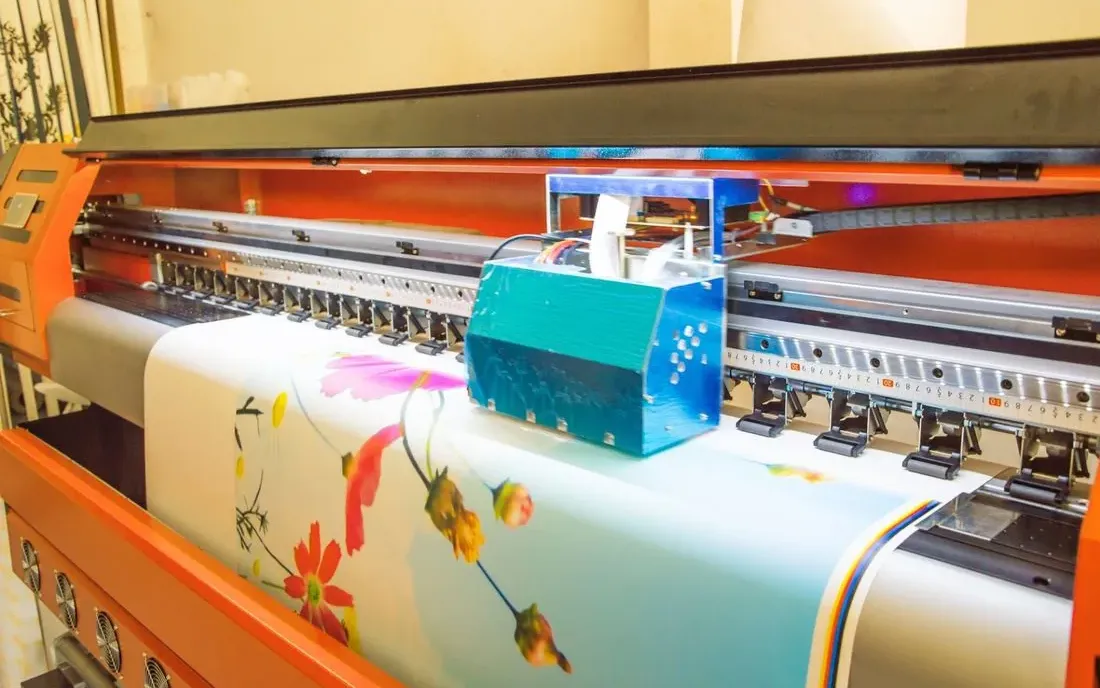 Geniş format dijital baskı makinesinde rulo malzeme üzerine renkli baskı alınması