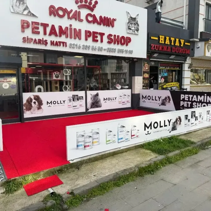 Kırmızı ışıklı cephe tabelası uygulanmış dükkân cephesi