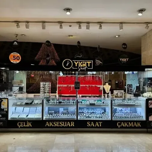 Saat mağazası vitrininde oyma harfli aydınlatmalı tabela