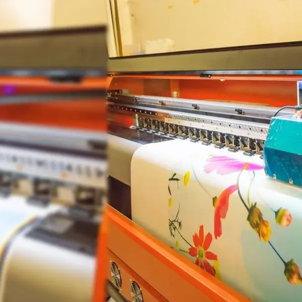 Dijital baskı makinesinden çıkan renkli baskılı vinil rulosu