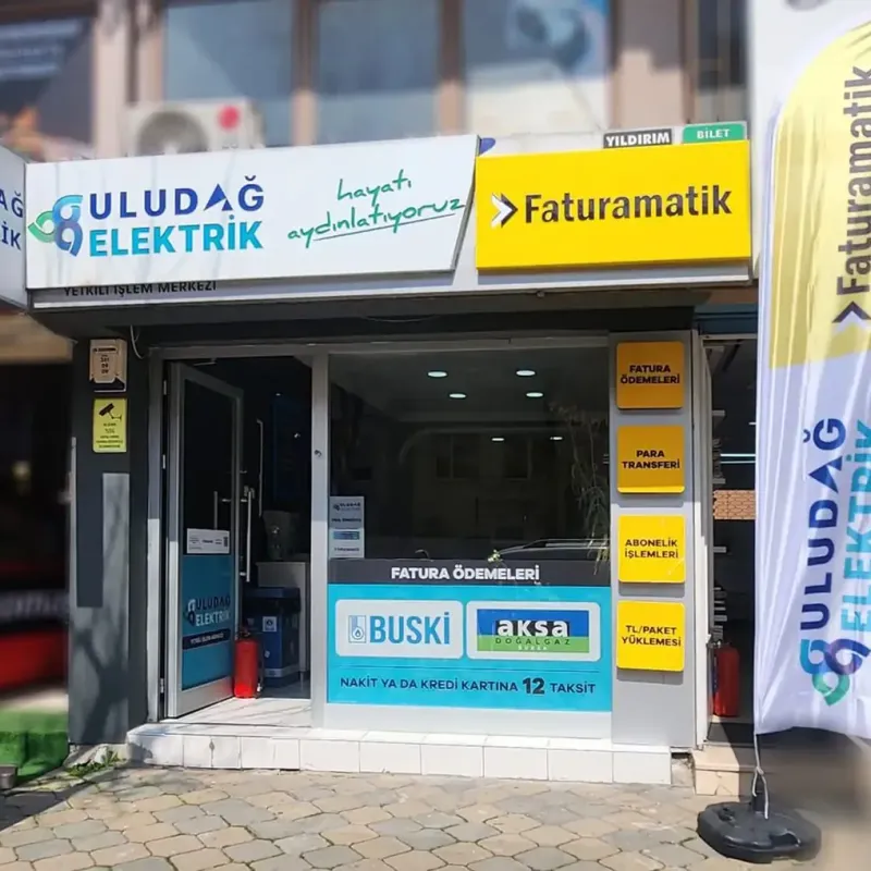 Reklamatik uygulaması: cam ve vitrin folyosu kaplanmış mağaza cephesi