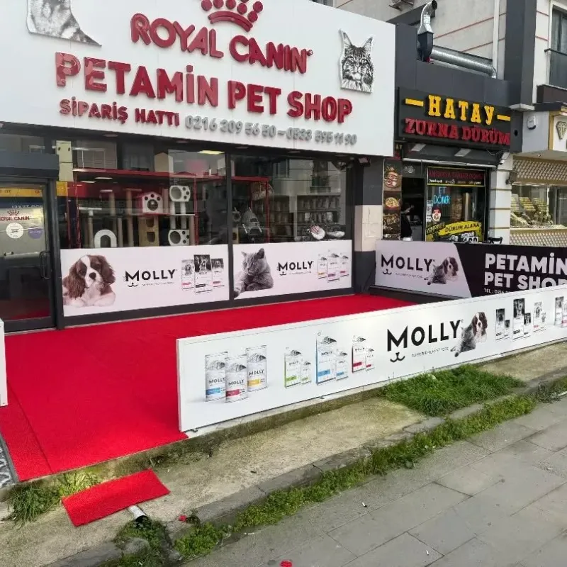 Kırmızı ışıklı kutu harfli dükkân cephesi uygulaması