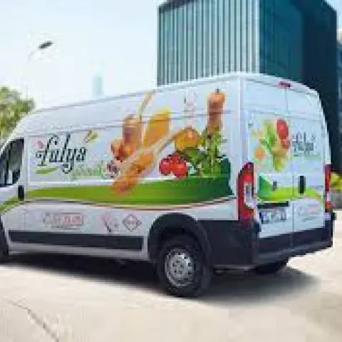 Tam araç giydirme uygulanmış ticari minibüs — Reklamatik uygulaması