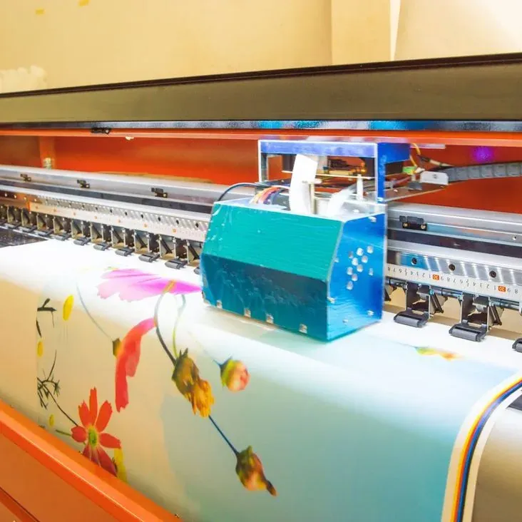 Geniş format baskı makinesinde vinil rulo üzerine solvent baskı alınması