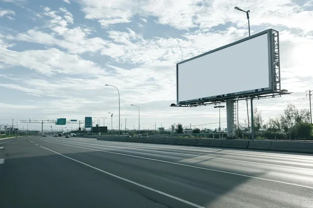 Güneşli bir otoyol kenarında yüzü boş büyük billboard
