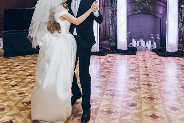 Düğünde desenli zemin kaplaması üzerinde ilk dansını yapan gelin ve damat