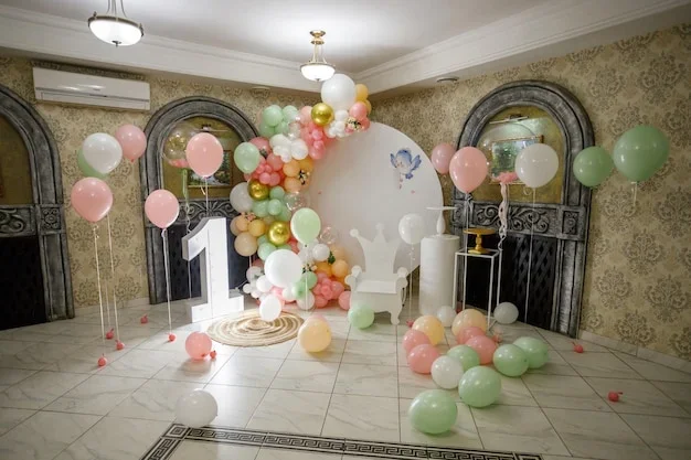 Balonlarla süslenmiş yuvarlak doğum günü panosu ve fotoğraf köşesi