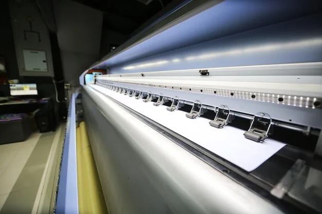 Baskı atölyesinde çalışan geniş format dijital baskı makinesi