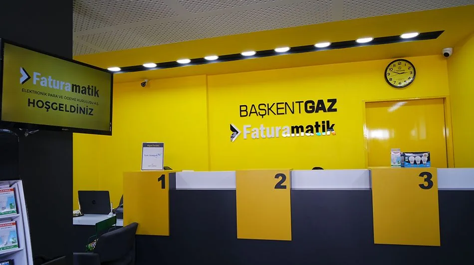 Reklamatik atölyesinde üretilmiş ahşap vezne ve banko mobilyası